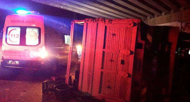 Adana'da freni tutmayan kamyon, kamyonete çarptı