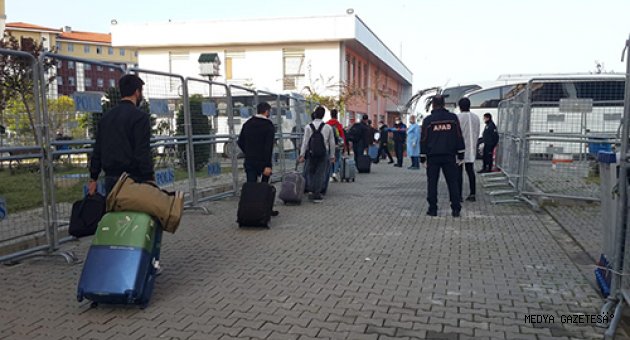 Adana'da gözetim süresi dolan 157 kişi memleketlerine gönderildi