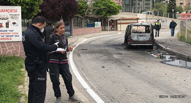 Adana'da hareket halindeyken yangın çıkan araç kullanılamaz hale geldi