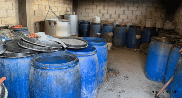 Adana'da imalathaneye dönüştürülen evde 4 bin litre sahte içki bulundu