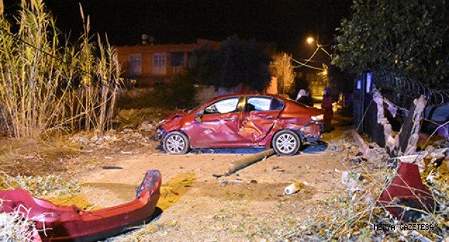 Adana'da kontrolden çıkan otomobil evin bahçe duvarına çarptı: 4 yaralı
