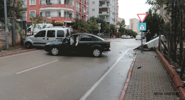 Adana'da otomobil ile kamyonetin çarpışması sonucu 4 yaşındaki çocuk hayatını kaybetti, 3 kişi yaralandı.