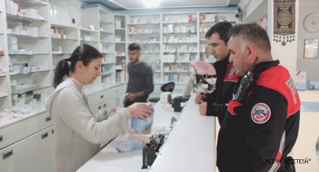 Adana'da polisler Suriyeli bebeğe yardım eli uzattı