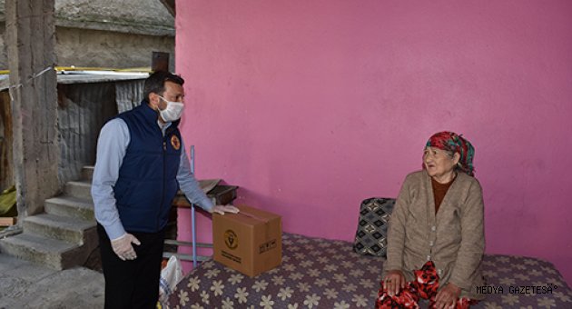 Adana'da sağanaktan etkilenen vatandaşlara gıda kolisi desteği