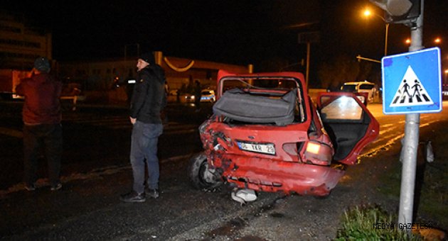 Adana'da tırın sinyalizasyonda bekleyen otomobillere çarpmasıyla 5 kişi yaralandı