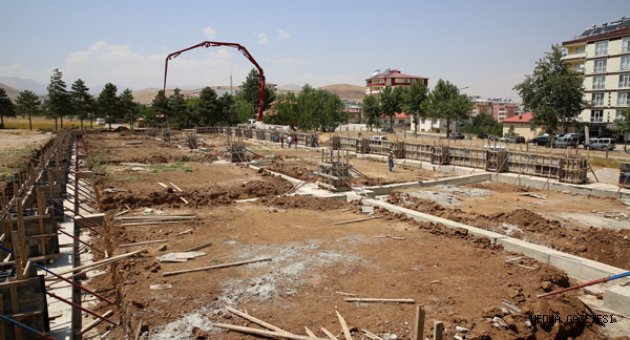 AFŞİN’DE YENİ KAPALI PAZAR YERİ İNŞAATI DEVAM EDİYOR…