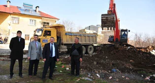 AFŞİNDEKİ HAREBE YAPILAR YIKILARAK KENTE KAZANDIRILIYOR…