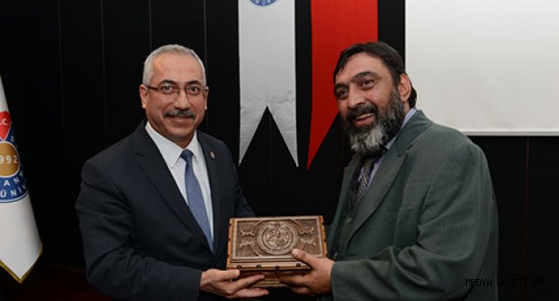 Ahmet Yenilmez, KSÜ’de ‘Safahat’ İsimli Tiyatro Oyununu Sergiledi