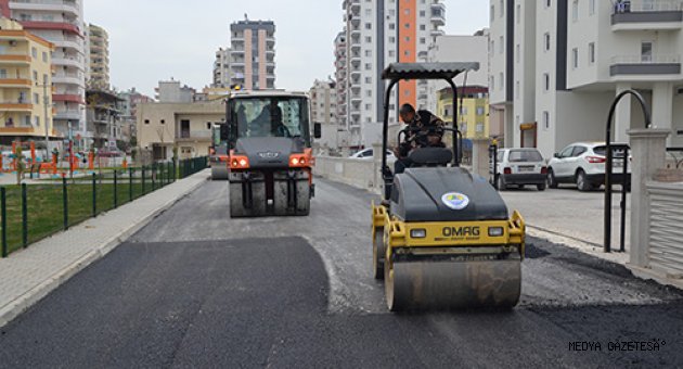 AKDENİZ MAHALLESİNDE SICAK ASFALT ÇALIŞMALARI SÜRÜYOR