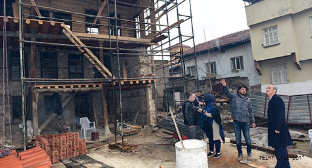 ALTI AYRI, ÜSTÜ AYRI TARİH
