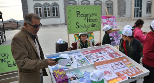 Andırın'da ilkokul öğrencileri büyüklere sigaranın zararlarını anlattı