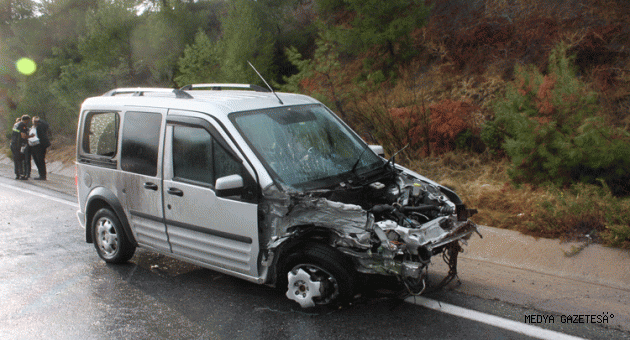 Antalya'da ticari araç ve kamyonet çarpıştı: 1 ölü, 2 yaralı