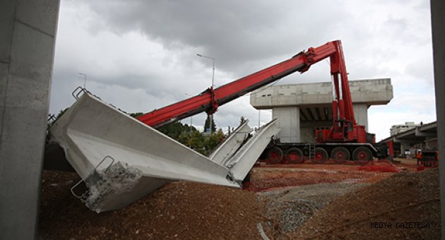 Antalya'daki tramvay inşaatında 40 tonluk beton blok, vincin üzerine düştü
