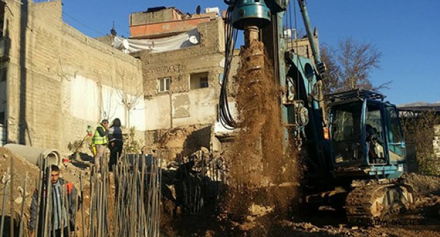 ARASA OTOPARK’TA FOREKAZIKLAR ÇAKILIYOR