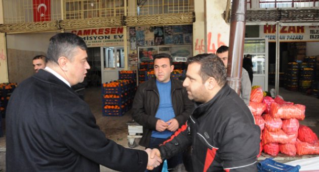 Arıkan sahada vatandaşlarla