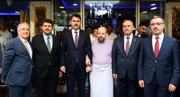 Bakan kurum dondurmanın tadına hayran kaldı