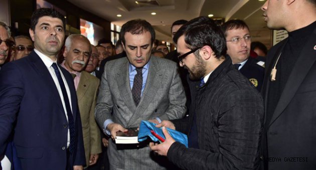 Bakan Ünal`a Azerbaycan Bayrağı Hediyesi