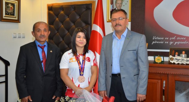 Başkan Aydın, Milli Güreşçiyi Altınla Ödüllendirdi