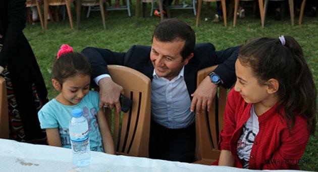BAŞKAN BOZDAĞ, İLÇEDE YAŞAYAN YETİM VE ÖKSÜZLERE İFTAR VERDİ.