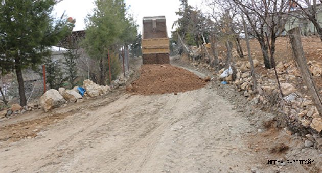 BAŞKAN BOZDAĞ; “MAHALLELERİMİZDE YOL ÇALIŞMALARI ARALIKSIZ DEVAM EDİYOR”