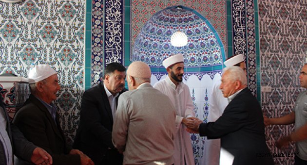 Başkan Çeleğen Bayram Namazını Merkez Camii’de kıldı.