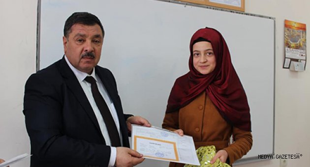 Başkan Çeleğen Öğrencilere Karne Dağıttı