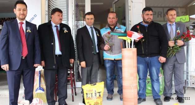 BAŞKAN ÇELEĞEN VATANDAŞLARA GÜL DAĞITTI