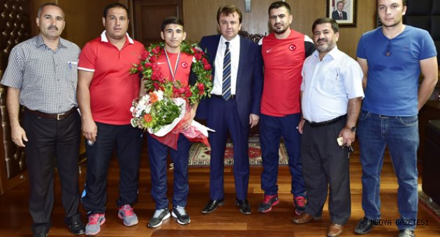BAŞKAN ERKOÇ, DÜNYA ÜÇÜNCÜSÜ ERTUĞRUL KAHVECİ’Yİ MAKAMINDA KABUL ETTİ.