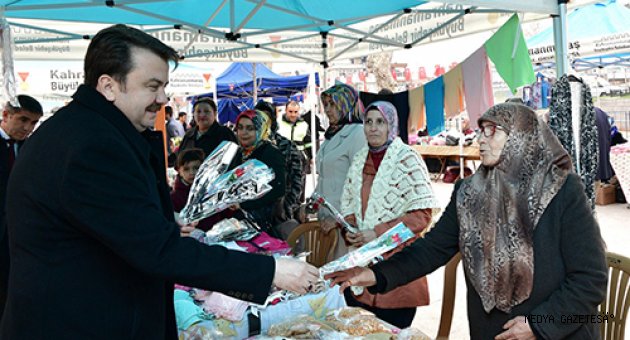 BAŞKAN ERKOÇ KARANFİL DAĞITTI