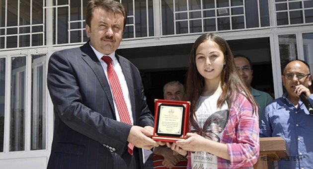 BAŞKAN ERKOÇ KARNE DAĞITTI