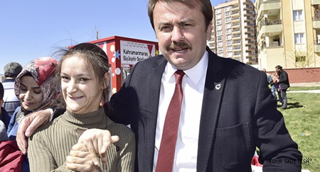 BAŞKAN ERKOÇ ÖZEL ÇİÇEKLERLE BERABER ÇİÇEK DİKTİ