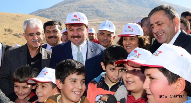 BAŞKAN ERKOÇ: “SİZİN DE BİR DİKİLİ AĞACINIZ OLSUN”
