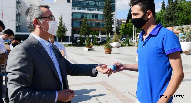 Başkan Güngör’den çocuklara dondurma