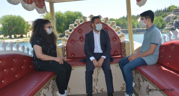 Başkan Gürbüz, LGS birincilerini sultan kayıkları ile gezdirdi.