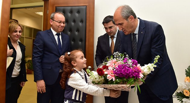 BAŞKAN OKAY, GÖREVİNİ İLKOKUL ÖĞRENCİSİ ÇİĞDEM'E DEVRETTİ