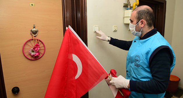 BAŞKAN OKAY, MİNİK ÖĞRENCİNİN BAYRAK İSTEĞİNİ KIRMADI