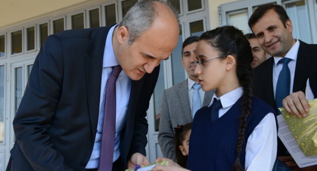 BAŞKAN OKAY, ÖĞRENCİLERİN KARNE HEYECANINA ORTAK OLDU