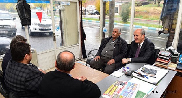 BAŞKAN OKAY VEZİRHOCA BULVARINDA ESNAFLA BİR ARAYA GELDİ