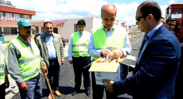 BAŞKAN OKAY'DAN ASFALT İŞÇİLERİNE DONDURMA İKRAMI