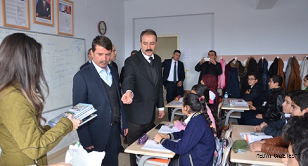 BAŞKAN 'OKUMUŞ' 8. SINIFLARA TEOG KAZANIM DEFTERİ DAĞITTI