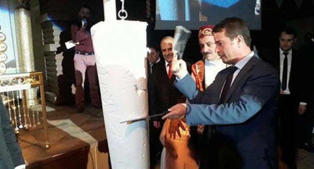 BAŞKAN OKUMUŞ DÜĞÜNDE DONDURMA KESTİ