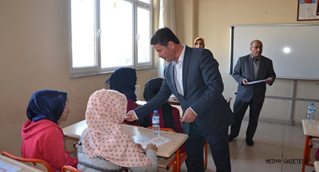 BAŞKAN OKUMUŞ, ÖĞRENCİLERİN KARNE SEVİNCİNİ PAYLAŞTI