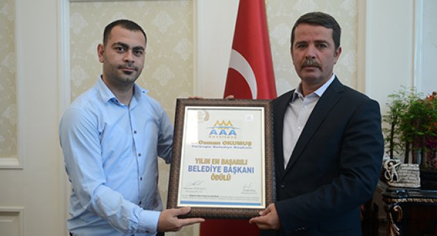 BAŞKAN 'OKUMUŞ' YILIN EN BAŞARILI BELEDİYE BAŞKANI ÖDÜLÜNÜ ALDI
