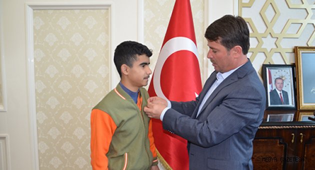'BAŞKAN OKUMUŞ'TAN TÜRKOĞLU'LU TÜRKİYE BİRİNCİSİNE ÖDÜL..