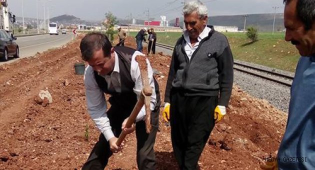 Başkan Yakup Hamdi Bozdağ, İlçeyi Elleriyle Yeşillendiriyor..!