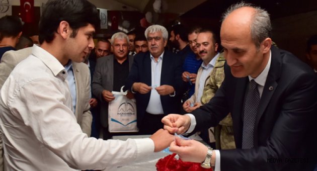 -BELEDİYE BAŞKANI ASKERE GİDECEK GENÇERE KINA YAKTI