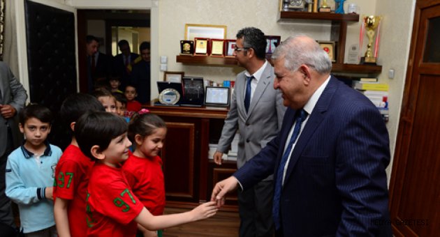 BEYZA KOLEJİ ÖĞRENCİLERİNDEN BAŞKAN MAHÇİÇEK’E 23 NİSAN ZİYARETİ