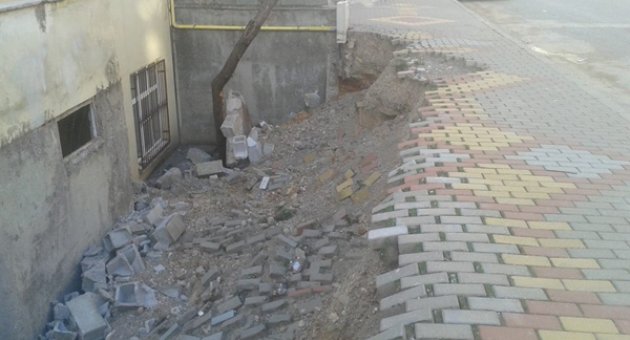 BİR EVİN İSTİNAT DUVARI ÇÖKTÜ