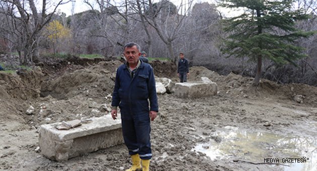 Burdur'da tarlasını süren çiftçi Roma dönemine ait yapı parçaları buldu