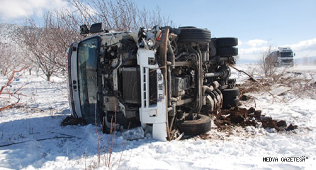 Burdur'da tırla hafif ticari araç çarpıştı: 2 yaralı